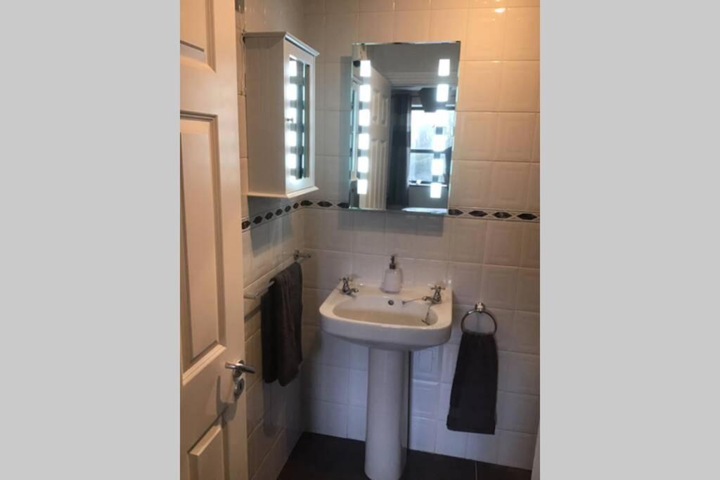 Waterfront Apartment Completely Refurbished Westport Luaran gambar