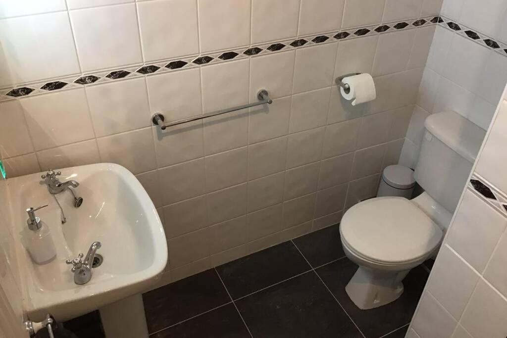 Waterfront Apartment Completely Refurbished Westport Luaran gambar