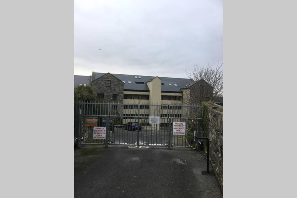 Waterfront Apartment Completely Refurbished Westport Luaran gambar
